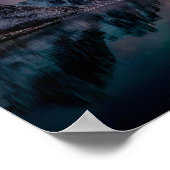 Levendig noorderlicht boven reflecterend Noors Poster (Hoek)