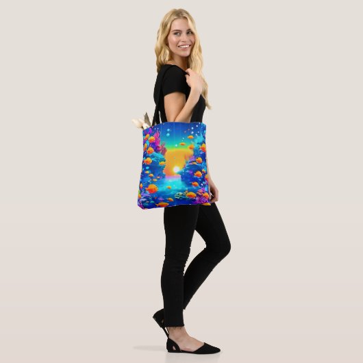 Levendig onderwaterparadijs gevonden tote bag (Op model)