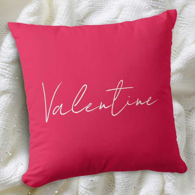 Levendig rood Elegant Custom Message Valentijnsdag Kussen (A throw pillow in red, with 'Valentine' in stylish script on the front, and custom text on the back)