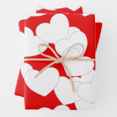 Levendig rood omslagpapier met groot wit hart inpakpapier vel (In situ)