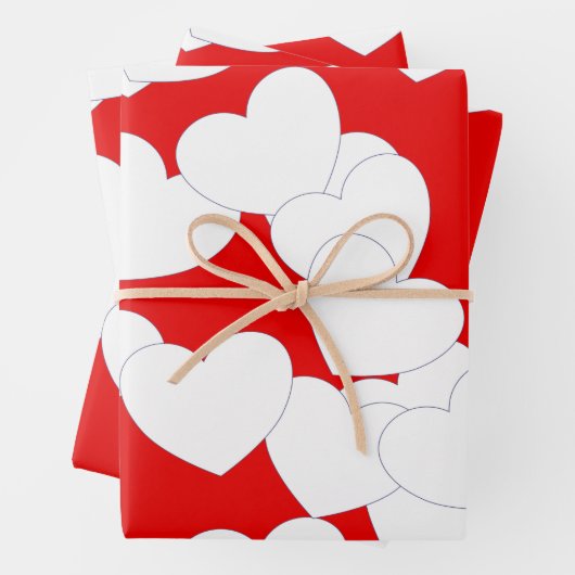 Levendig rood omslagpapier met groot wit hart inpakpapier vel (In situ)