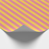 Levendig roze en geel verticaal gestreept patroon cadeaupapier (Hoek)