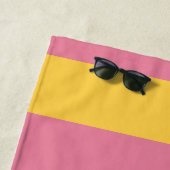 Levendig roze en geel verticaal gestreept patroon strandlaken (In situ)