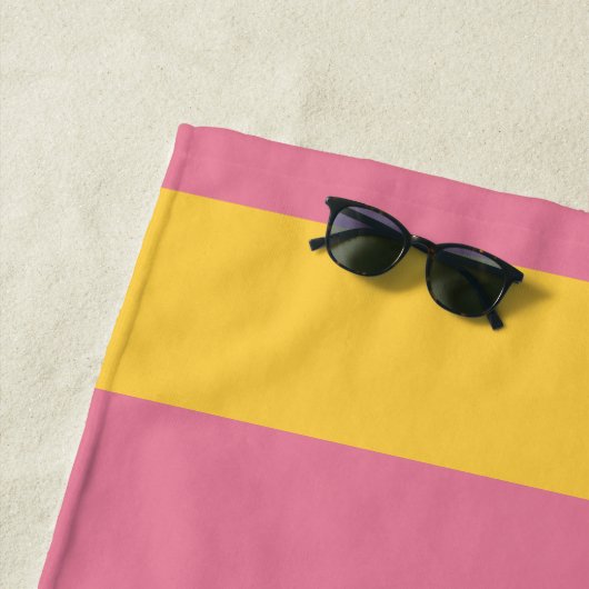 Levendig roze en geel verticaal gestreept patroon strandlaken (In situ)