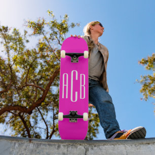 Levendig Roze en Wit Drie Letter Monogram Persoonlijk Skateboard