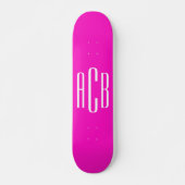 Levendig Roze en Wit Drie Letter Monogram Persoonlijk Skateboard (Voorkant)