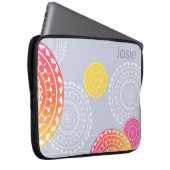 Levendig Roze Geel Willekeurige Mandala op Blauwe Laptop Sleeve (Voorkant Rechts)
