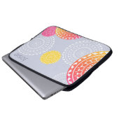 Levendig Roze Geel Willekeurige Mandala op Blauwe Laptop Sleeve (Voorkant onderkant)