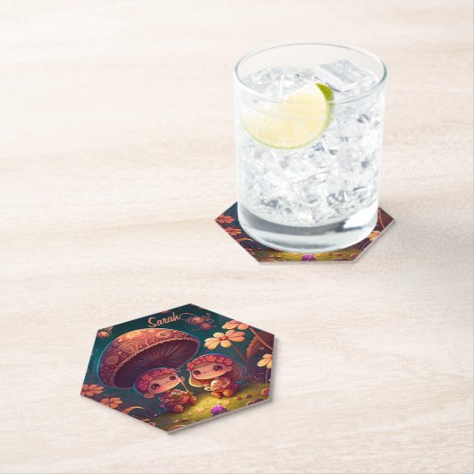 Levendig schattige elven spelen onder paddenstoele kartonnen onderzetters (Insitu)