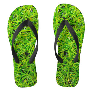 Levendig smaragdgroen grasveldgras teenslippers