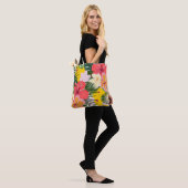 Levendig tropisch bloemenpatroon tote bag (Op model)