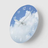 Levendig vloeiende witte wolk in de blauwe hemel ronde klok (Hoek)