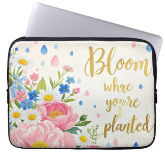 Levendig waterverf boeket van pioenen, madeliefjes laptop sleeve