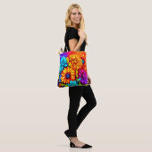 Levendige Abstracte Bloemenkunst in Multicolor Tote Bag (Op model)