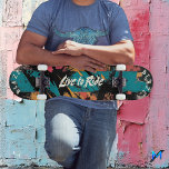 Levendige Abstracte graffiti - Live to Ride Motto Persoonlijk Skateboard<br><div class="desc">Dit skateboarddeck is voorzien van gewaagde,  op graffiti geïnspireerde patronen in levendige kleuren met het motto "Live to Ride". Dit energieke ontwerp is ideaal voor skaters met een creatieve voorsprong en combineert urban art stijl met pop-art elementen voor een unieke en rebelse look.</div>