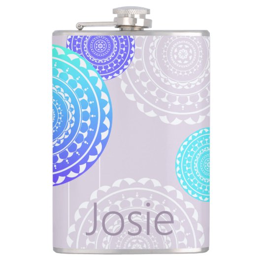 Levendige Aqua Blue Random Mandala op Roze Naam to Heupfles (Voorkant)