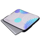 Levendige Aqua Blue Random Mandala op Roze Naam to Laptop Sleeve (Voorkant onderkant)