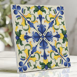Levendige blauwe en gele mediterrane bloemen tegeltje<br><div class="desc">Voeg een vleugje mediterrane elegantie toe aan uw ruimte met deze levendige tegel met ingewikkelde blauw-gele bloempatronen met weelderige groene accenten. Het symmetrische ontwerp en de felle kleuren maken het ideaal voor backsplashes, accentmuren of het verbeteren van elk interieur met tijdloze charme en klassieke sophisticatie.</div>