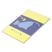 Levendige blauwe kat met roze oorlogen en gele har notitieblok (Schuin)