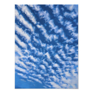 Levendige blauwe lucht met wispy witte wolken bove foto afdruk