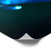 Levendige blauwe roos met waterdruppels poster (Hoek)