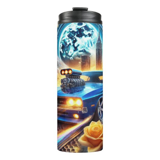 Levendige blauwe spier auto met stad achtergrond thermosbeker (Voorkant)
