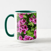 Levendige bloemen: hete roze geraniums op weelderi mok (Links)