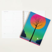 Levendige boom onder een kosmische regenbooghemel planner (Display)