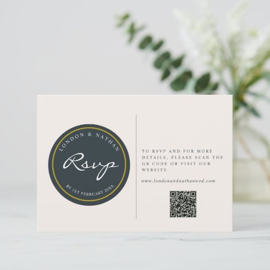 Levendige Botanische Bloemen Bruiloft QR Code RSVP Kaartje (Staand voorkant)