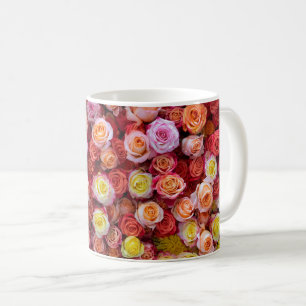 Levendige gemengde kleuren Rozen Bloemstuk Koffiemok