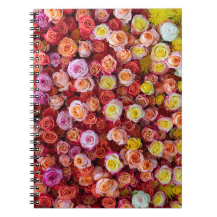 Levendige gemengde kleurenrozen bloemstuk notitieboek