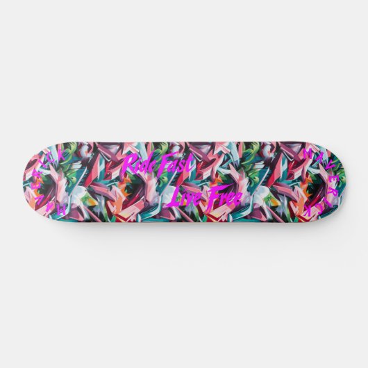 Levendige graffiti met roze 'Ride Fast Live Free' Persoonlijk Skateboard (Horizontaal)