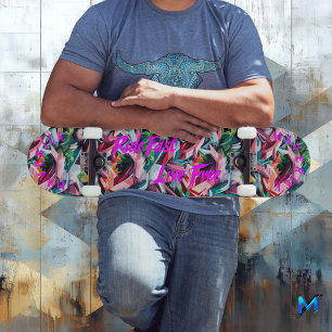 Levendige graffiti met roze 'Ride Fast Live Free' Persoonlijk Skateboard