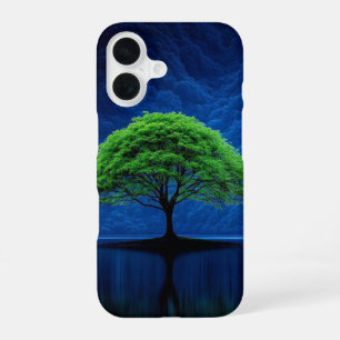 Levendige groene boom op Midnight Blue Lake Phone iPhone 16 Hoesje