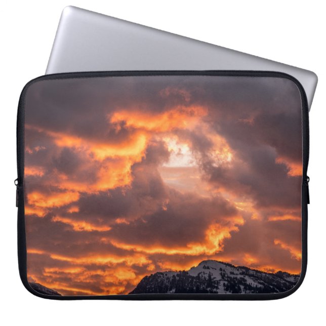 Levendige hemel op Vuur Zonsondergang Laptop Sleeve (Voorkant)