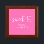 Levendige Hete Roze Naam Lief 16 Verjaardag Cadeaudoosje<br><div class="desc">Levendig Heet Roze Naam Lief 16 Verjaardagsfeest. Minimaal en modern om te herdenken dat we zestien zijn geworden. Met een informeel script voor Sweet 16 en personaliseer met de naam van de ontvanger.</div>