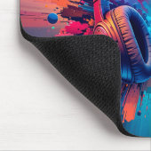 Levendige hoofdtelefoon tegen spatten van kleurrij muismat (Hoek)