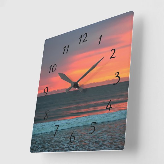 Levendige kleur zonsopgang over de oceaan vierkante klok (Hoek)