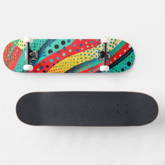 Levendige kleuren en patronen in krommende vormen persoonlijk skateboard (Horizontaal)