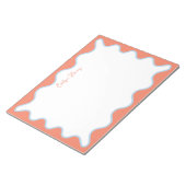 Levendige kleurrijke blauw en roze golvende zigzag notitieblok (Schuin)