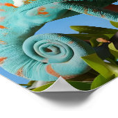 Levendige kleurrijke kameleon op een blauwe achter poster (Hoek)