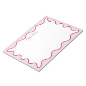 Levendige kleurrijke roze rode golvende zigzagrand notitieblok (Schuin)