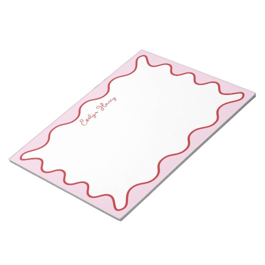 Levendige kleurrijke roze rode golvende zigzagrand notitieblok (Schuin)