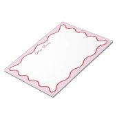 Levendige kleurrijke roze rode golvende zigzagrand notitieblok (Schuin)