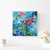 Levendige lelie bloeit tegen blauwe wervelingen vierkante klok (Huis)