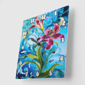 Levendige lelie bloeit tegen blauwe wervelingen vierkante klok (Hoek)
