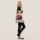Levendige lieveheersbeestjes op rode Canvas tas - (Op model)