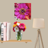 Levendige Magenta Zinnia onder veelkleurige Dahlia Vierkante Klok