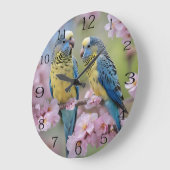 Levendige metgezellen: blauwe en gele budgies grote klok (Hoek)