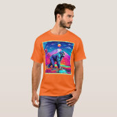Levendige Neon Gorilla in een surrealistisch Oerwo T-shirt (Voorkant volledig)